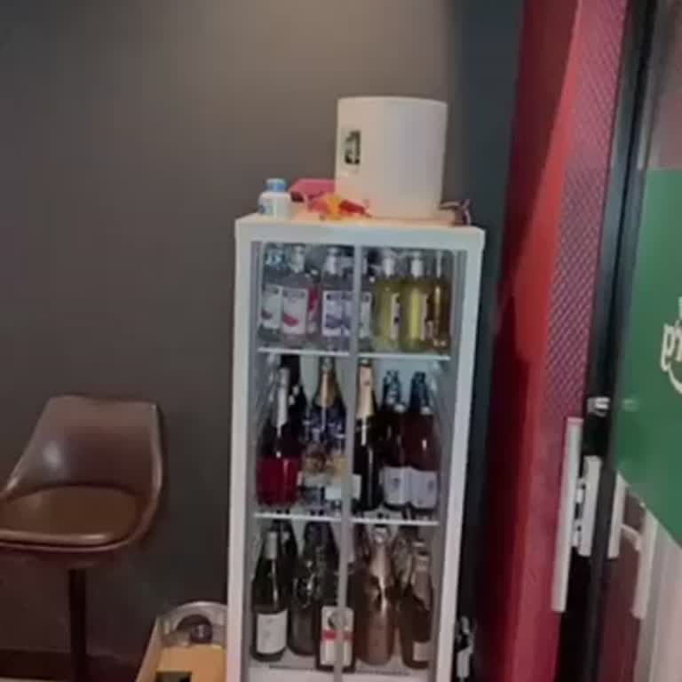 池袋 CAFE BAR.EBISU 本店（エビス） モモ